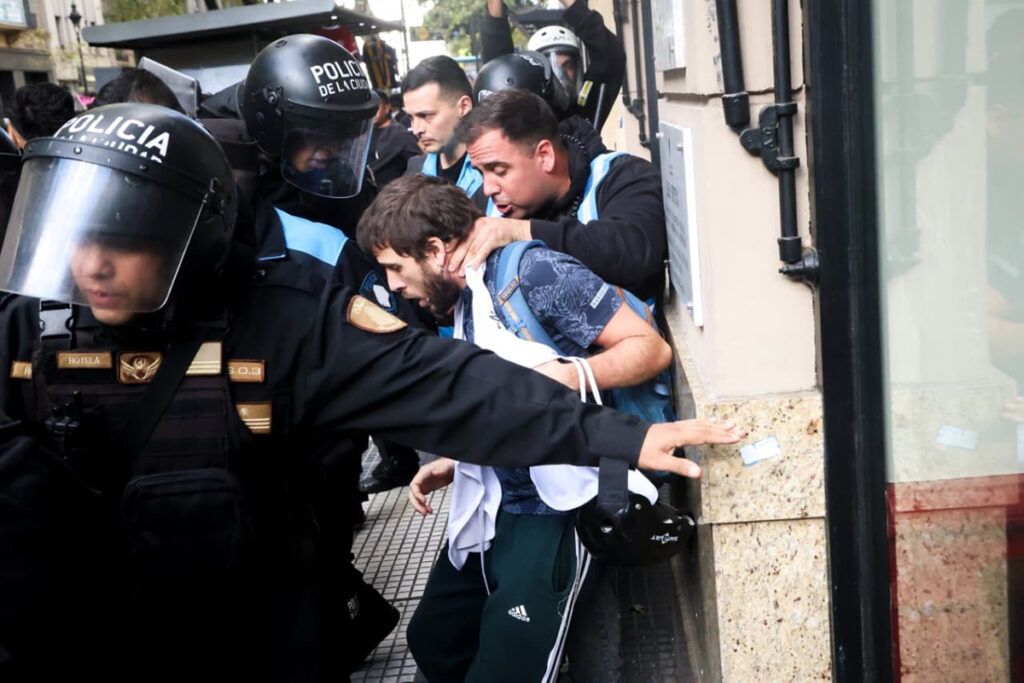 Glaciares bajo fuego: el Gobierno logra el quórum entre gases y detenciones en el Congreso