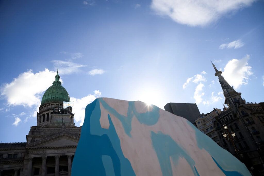 Glaciares bajo fuego: el Gobierno logra el quórum entre gases y detenciones en el Congreso