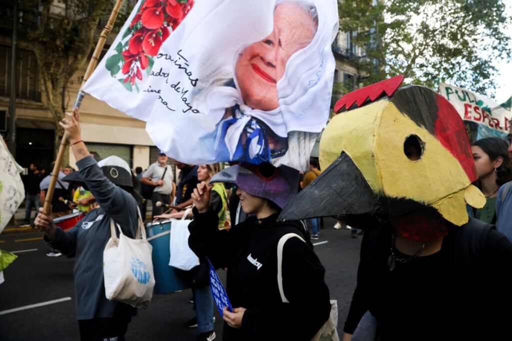 Glaciares bajo fuego: el Gobierno logra el quórum entre gases y detenciones en el Congreso