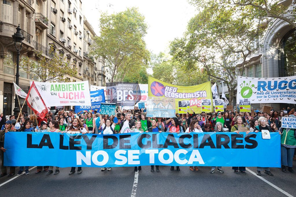 Glaciares bajo fuego: el Gobierno logra el quórum entre gases y detenciones en el Congreso