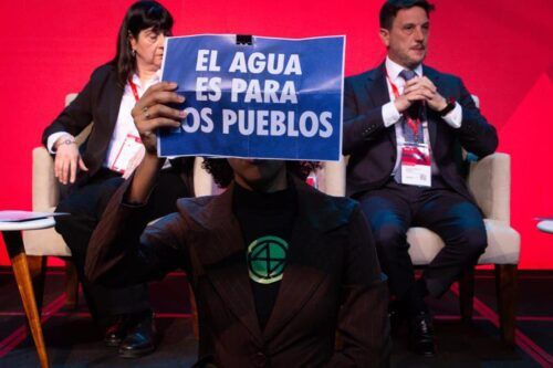 Activistas interrumpieron con pancartas un panel minero en la Expo EFI 