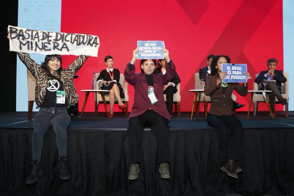 Activistas interrumpieron con pancartas un panel minero en la Expo EFI 