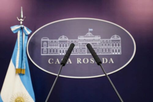 Tras una semana de bloqueo, el Gobierno reabre la Sala de Periodistas pero con restricciones de circulación