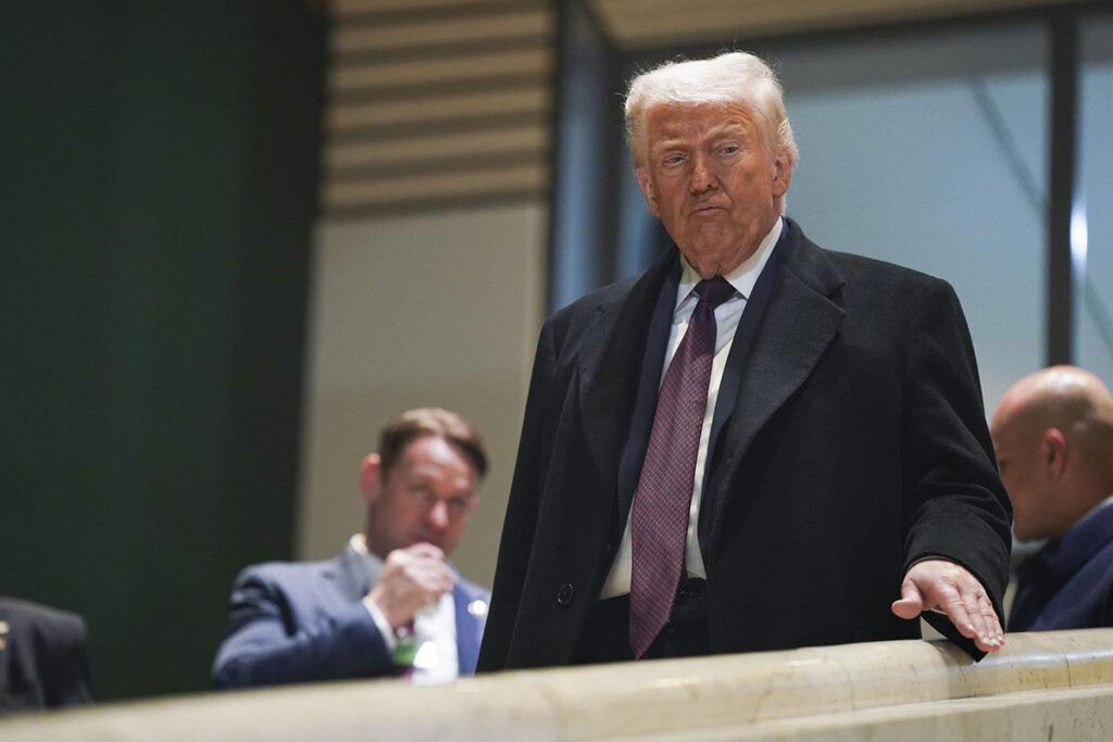 Trump echa generales y promete volver Irán a la Edad de Piedra