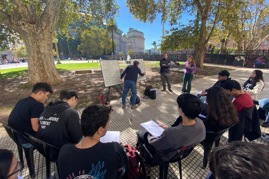 La universidad de la calle: postales de las clases públicas contra la crueldad
