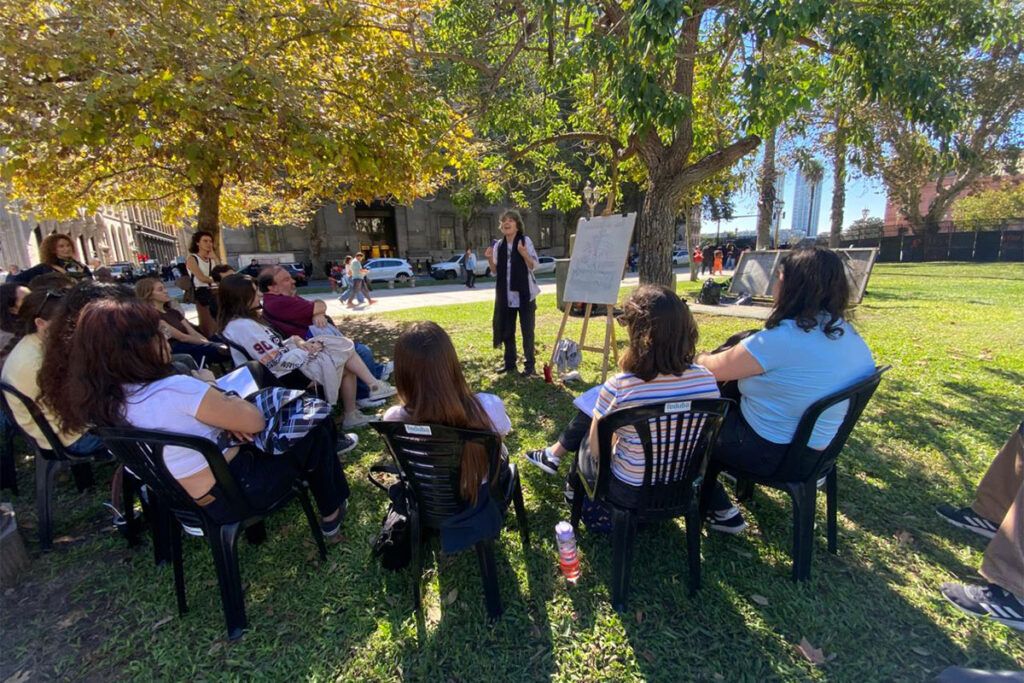 La universidad de la calle: postales de las clases públicas contra la crueldad