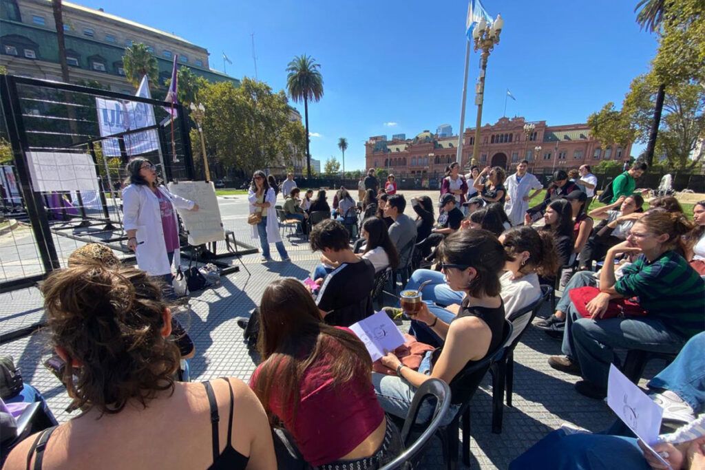 La universidad de la calle: postales de las clases públicas contra la crueldad