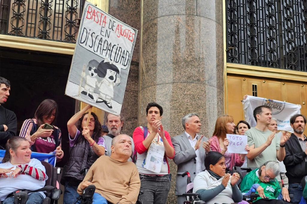 Discapacidad se movilizó al Ministerio de Economía, con un mensaje a Caputo: “Necesitamos respuestas”