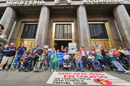 Discapacidad se movilizó al Ministerio de Economía, con un mensaje a Caputo: “Necesitamos respuestas”