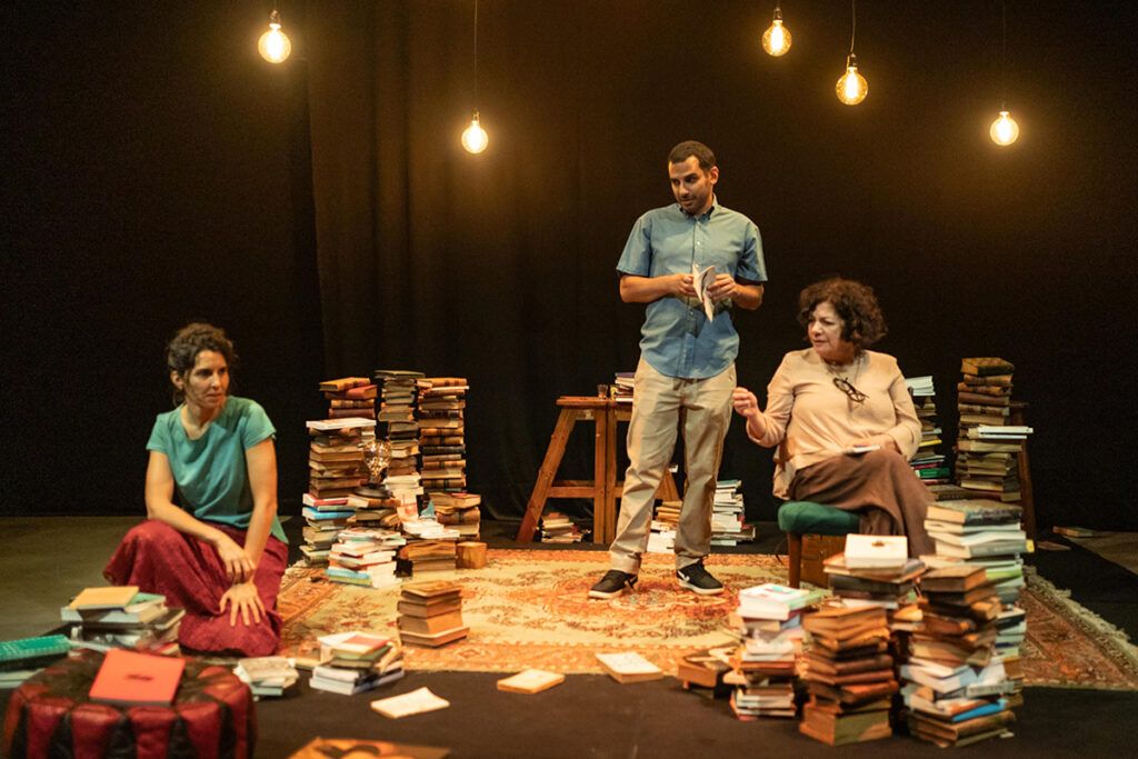 "Estos pequeños libros que quedan" convierte el acto de leer en una experiencia teatral viva
