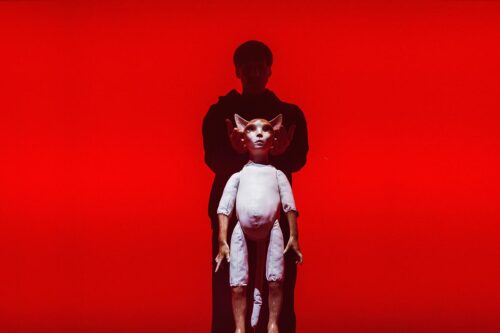 «Play», la obra sobre odio, pantallas y políticos performáticos que retrata este presente asfixiante