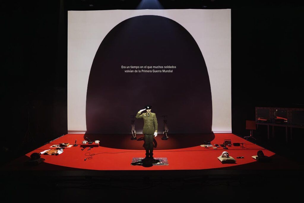 "Play", la obra sobre odio, pantallas y políticos performáticos que retrata este presente asfixiante