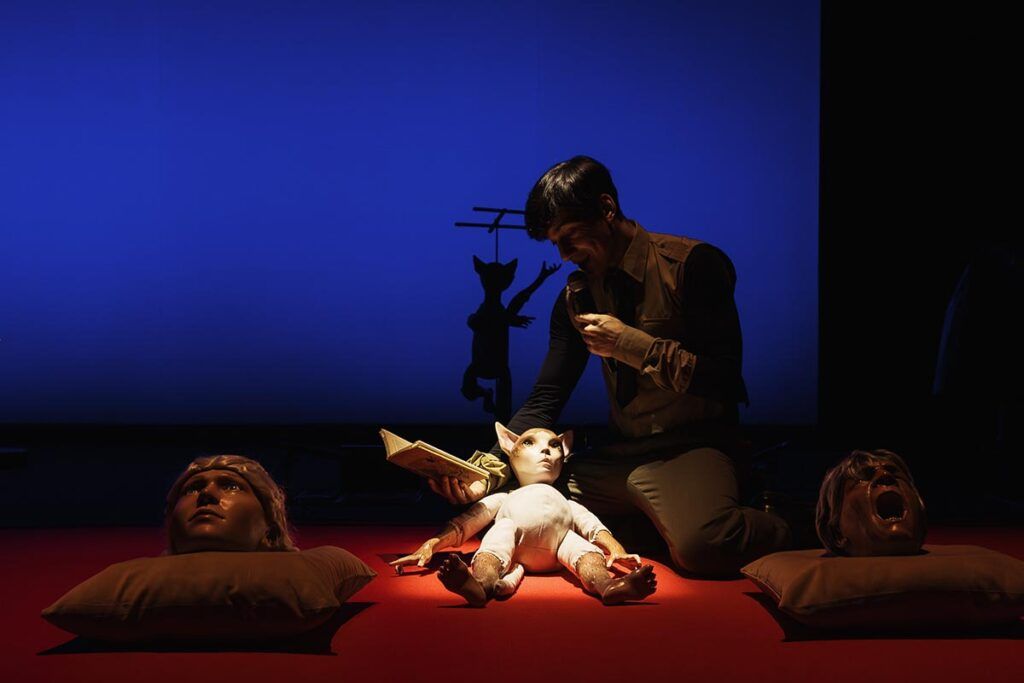 "Play", la obra sobre odio, pantallas y políticos performáticos que retrata este presente asfixiante
