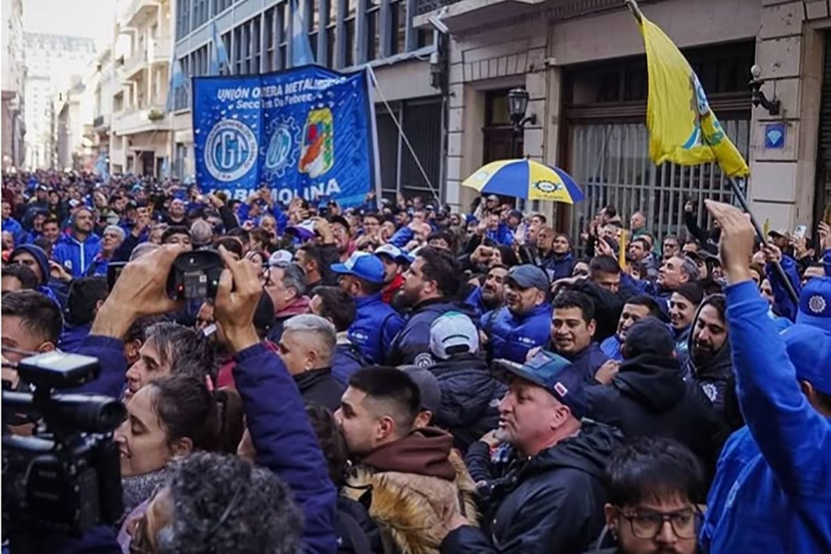 Masivo abrazo en defensa de la UOM y en contra de su intervención judicial