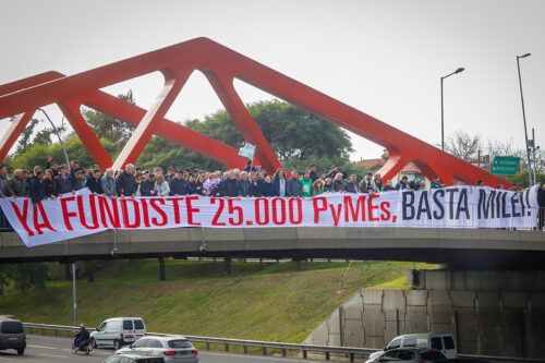 Protesta y represión en la General Paz por el cierre de la PyME número 25.000