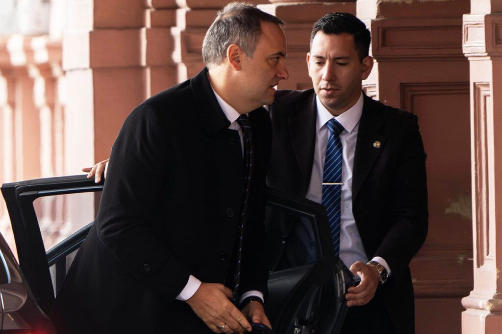 Conferencia de Adorni: no permitió que le hagan preguntas, bloqueó consultas por su caso y apuntó contra la UBA