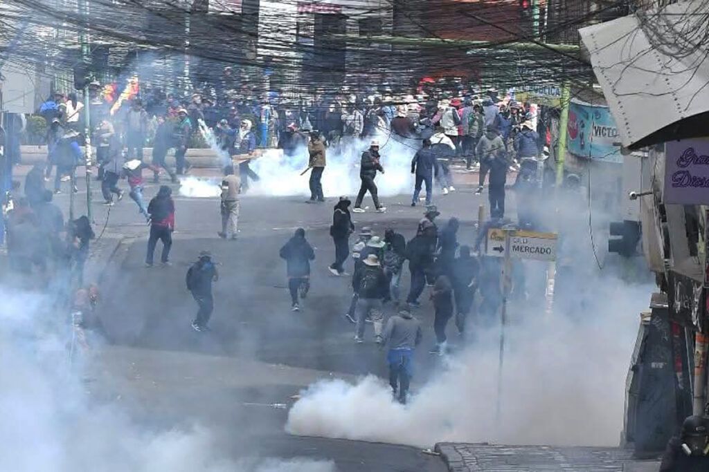 Crisis boliviana: gases, dinamita y el fantasma de la militarización para sostener el plan de Rodrigo Paz 1 Crisis boliviana: gases, dinamita y el fantasma de la militarización para sostener el plan de Rodrigo Paz