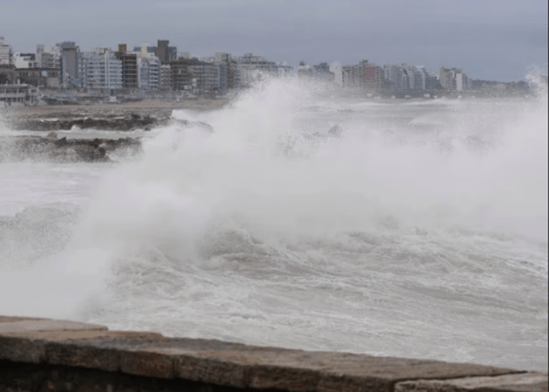 Alerta roja en la Costa bonaerense: un ciclón extratropical azota los balnearios con olas de siete metros y ráfagas de 100 km/h