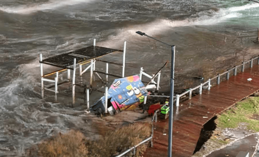 Alerta roja en la Costa bonaerense: un ciclón extratropical azota los balnearios con olas de siete metros y ráfagas de 100 km/h 1 Alerta roja en la Costa bonaerense: un ciclón extratropical azota los balnearios con olas de siete metros y ráfagas de 100 km/h