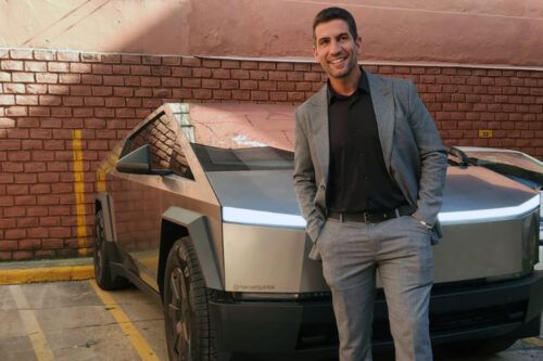 Ostentación libertaria: un diputado compró un Tesla, lo estacionó en el Congreso y se lo llevó en grúa porque no tiene patente