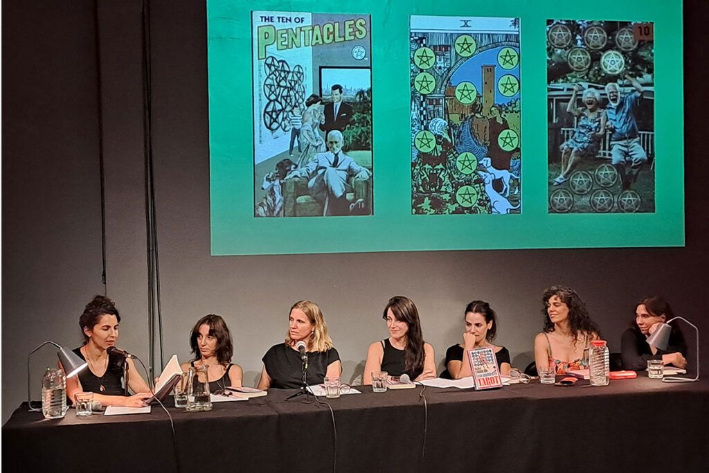 "Esto también es Tarot", un libro que filtra la ancestral disciplina esotérica a través del pop