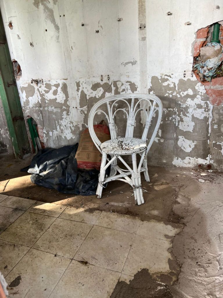Una silla de mimbre: el inesperado elemento de tortura que apareció en una visita al faro de Mar del Plata