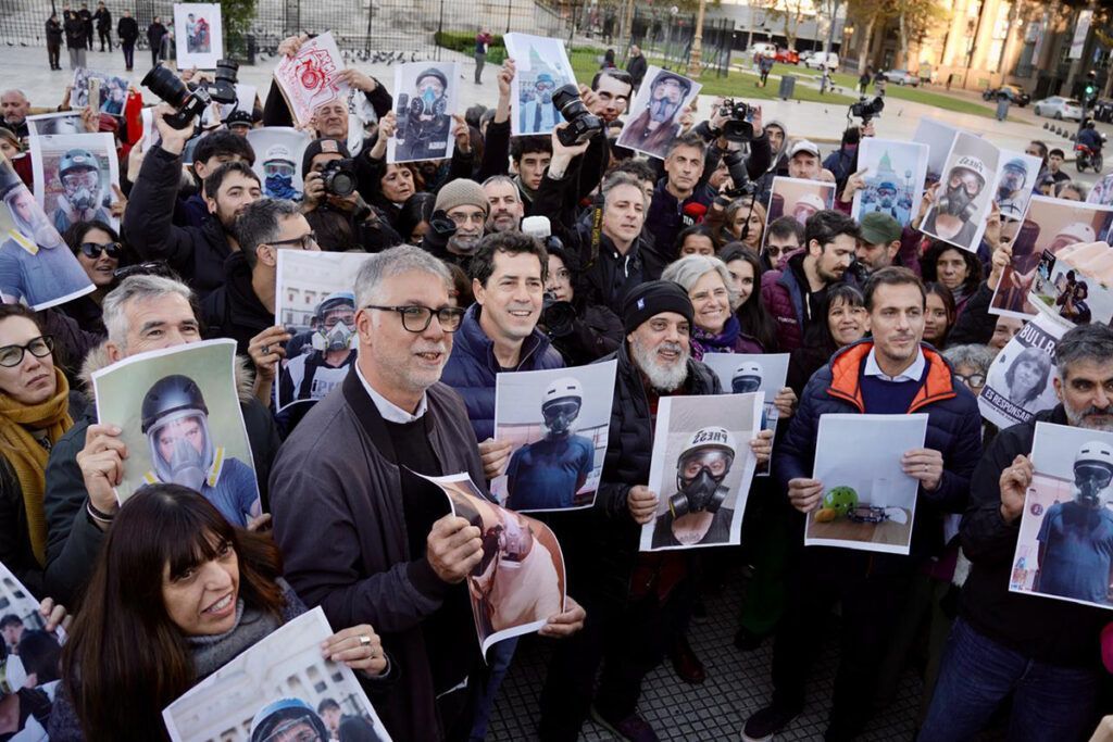 La muestra de Pablo Grillo censurada en el Senado se exhibió frente al Congreso