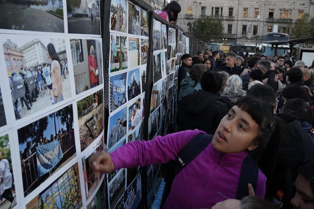 La muestra de Pablo Grillo censurada en el Senado se exhibió frente al Congreso