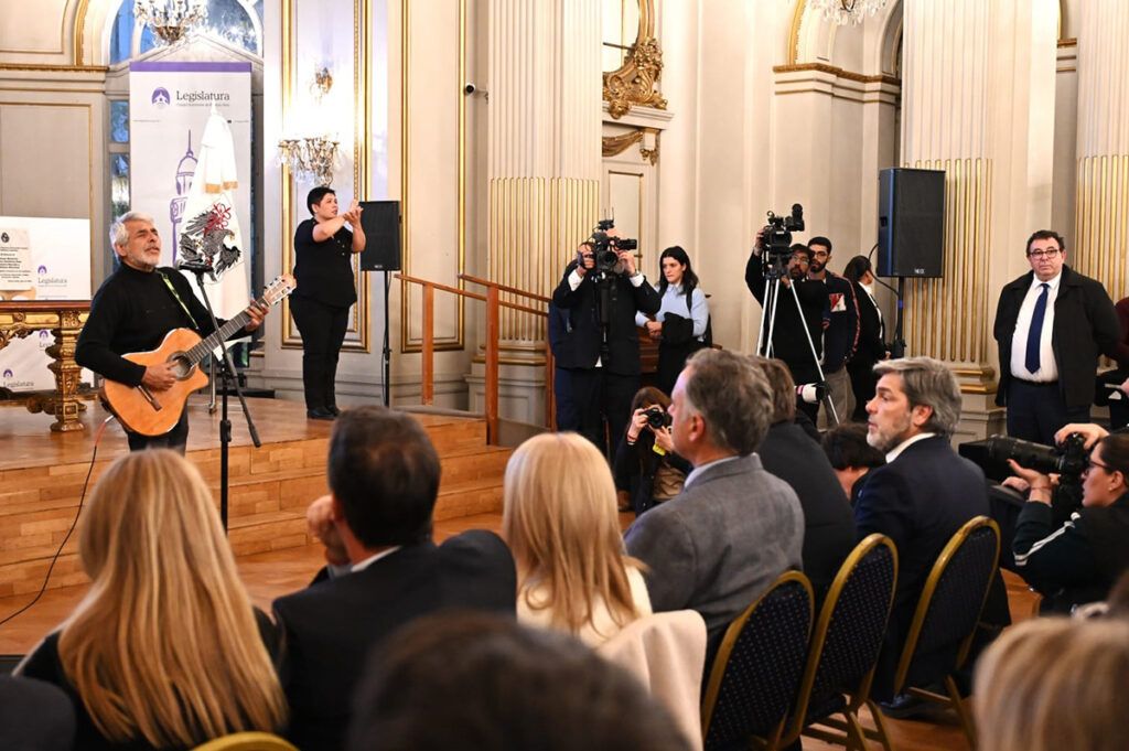 Emotivo homenaje en la legislatura porteña a los uruguayos asesinados en Buenos Aires por dictadura en 1976 3 Emotivo homenaje en la legislatura porteña a los uruguayos asesinados en Buenos Aires por dictadura en 1976