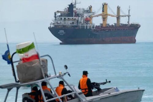 Irán asegura que impidió a un buque militar de EEUU cruzar por el estrecho de Ormuz