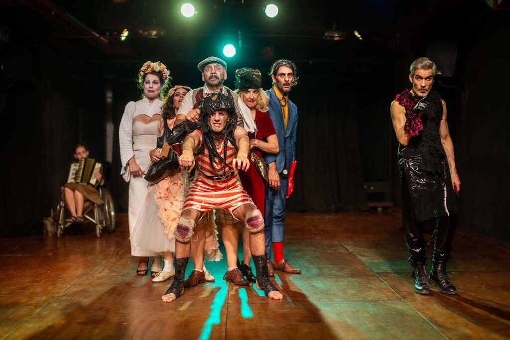"La barbarie de los nadies": el fenómeno teatral que incomoda al público y agota funciones 2 "La barbarie de los nadies": el fenómeno teatral que incomoda al público y agota funciones