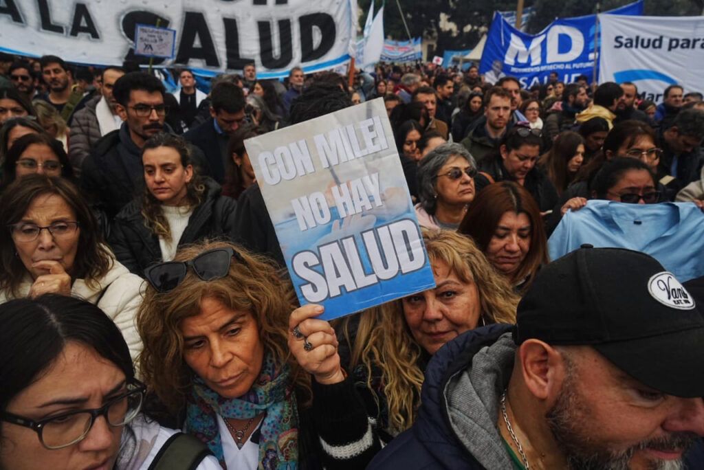 Más de 60 mil personas contra el ajuste de Milei y Lugones: “Están destruyendo la salud de hoy y del futuro” 3 Más de 60 mil personas contra el ajuste de Milei y Lugones: “Están destruyendo la salud de hoy y del futuro”