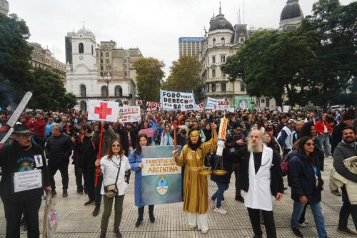 Más de 60 mil personas contra el ajuste de Milei y Lugones: “Están destruyendo la salud de hoy y del futuro”