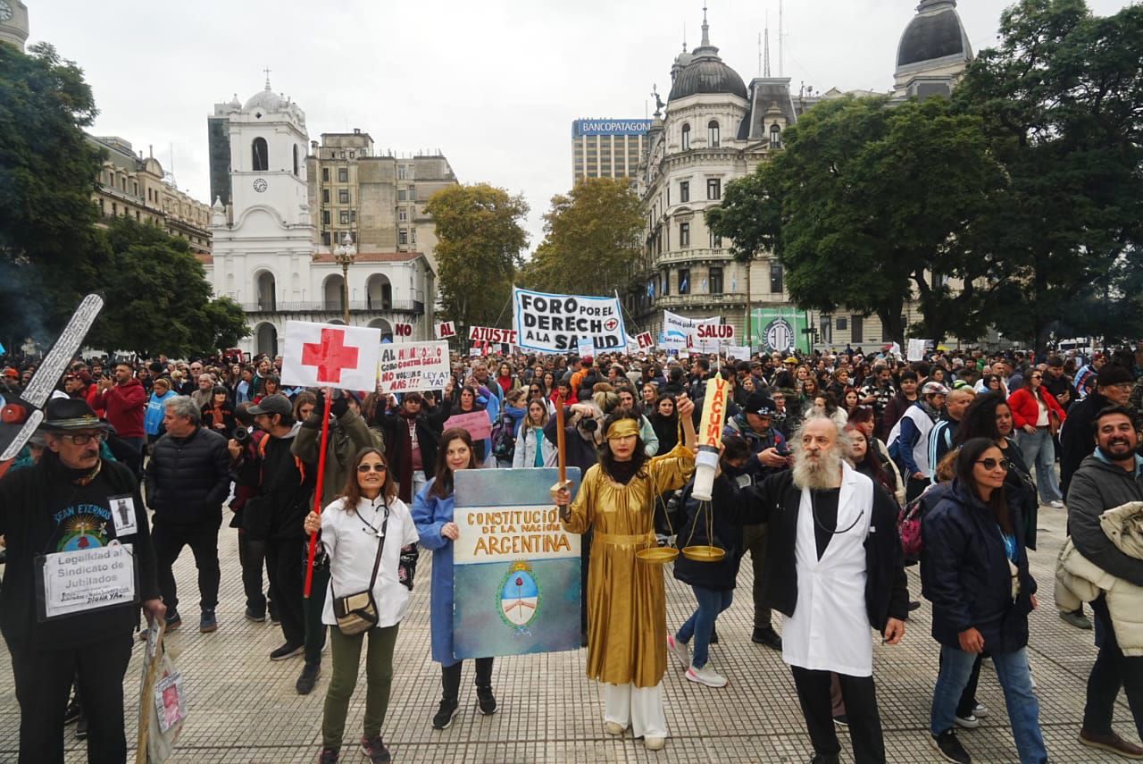 Más de 60 mil personas contra el ajuste de Milei y Lugones: “Están destruyendo la salud de hoy y del futuro”