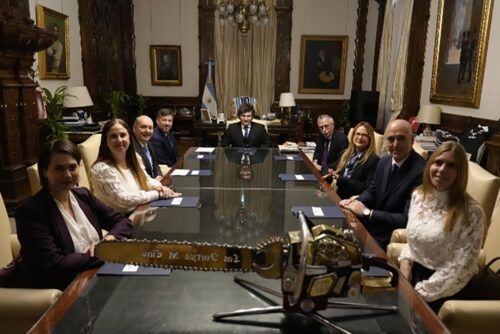 En plena crisis sanitaria, Milei y Lugones celebraron la promesa de un desembolso millonario de farmacéuticas para estudios clínicos