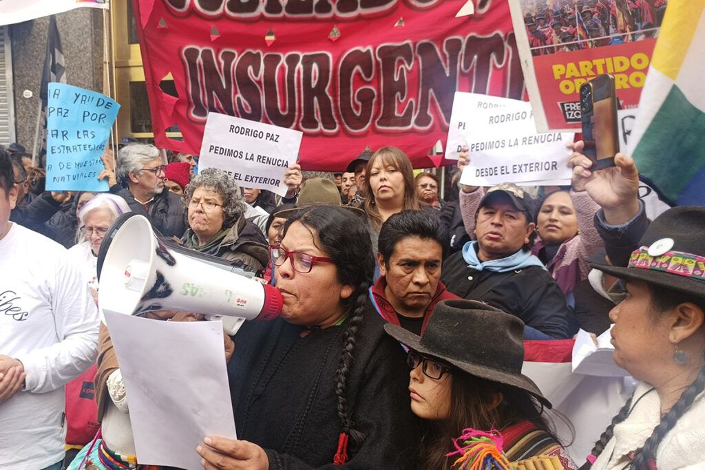La comunidad boliviana marchó contra la represión de Rodrigo Paz y denunció la complicidad de Javier Milei 4 La comunidad boliviana marchó contra la represión de Rodrigo Paz y denunció la complicidad de Javier Milei