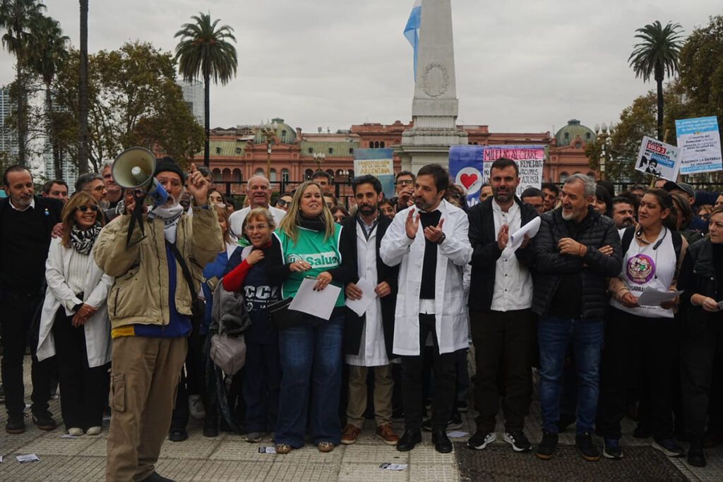 Más de 60 mil personas contra el ajuste de Milei y Lugones: “Están destruyendo la salud de hoy y del futuro” 1 Más de 60 mil personas contra el ajuste de Milei y Lugones: “Están destruyendo la salud de hoy y del futuro”