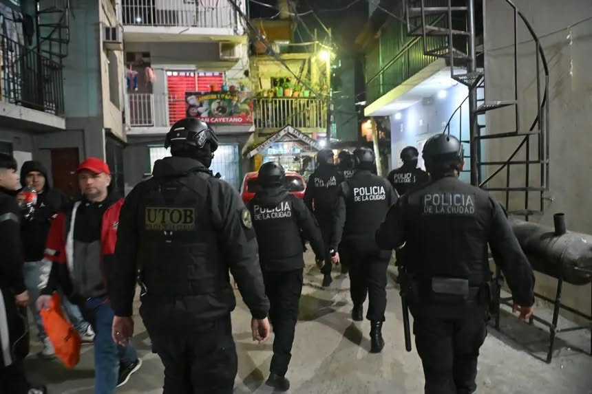Búnkeres invictos, garrafas secuestradas: la matriz xenófoba del plan «Tormenta Negra” en las villas porteñas