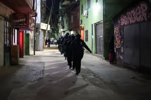 Búnkeres invictos, garrafas secuestradas: la matriz xenófoba del plan "Tormenta Negra” en las villas porteñas 6 Búnkeres invictos, garrafas secuestradas: la matriz xenófoba del plan "Tormenta Negra” en las villas porteñas