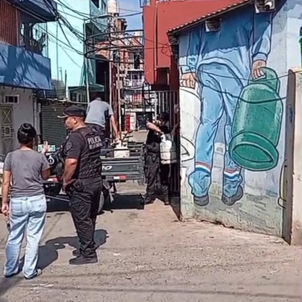 Búnkeres invictos, garrafas secuestradas: la matriz xenófoba del plan "Tormenta Negra” en las villas porteñas 4 Búnkeres invictos, garrafas secuestradas: la matriz xenófoba del plan "Tormenta Negra” en las villas porteñas