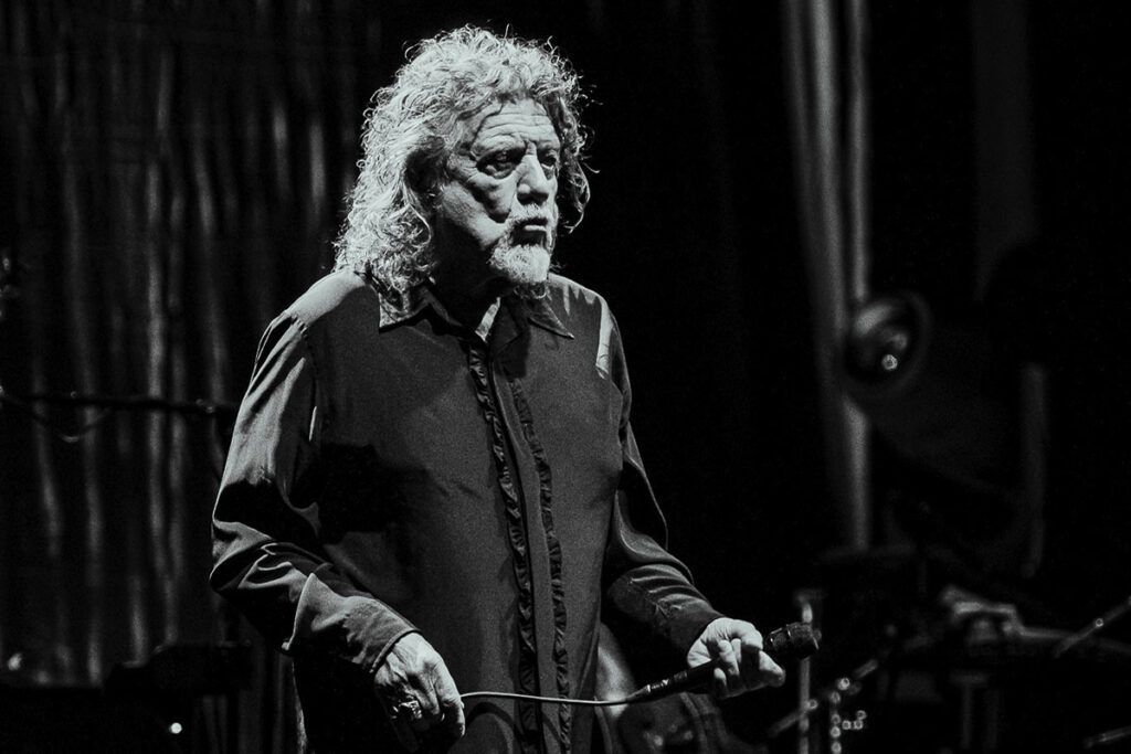 Robert Plant en el Gran Rex: su voz lejos de la leyenda, un show de folk y blues en clave íntima y relecturas inesperadas de su pasado