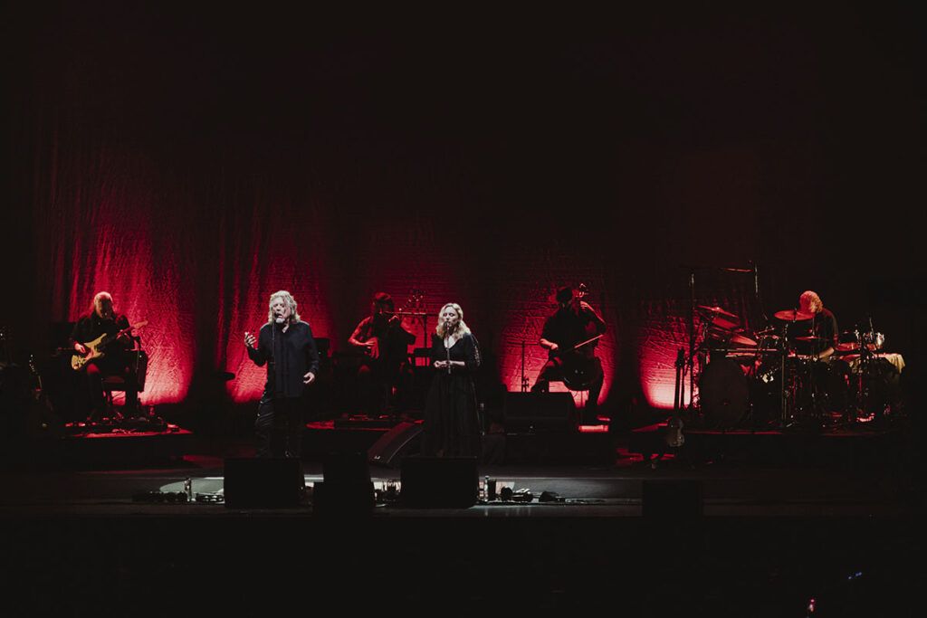 Robert Plant en el Gran Rex: su voz lejos de la leyenda, un show de folk y blues en clave íntima y relecturas inesperadas de su pasado