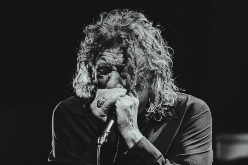 Robert Plant en el Gran Rex: su voz lejos de la leyenda, un show de folk y blues en clave íntima y relecturas inesperadas de su pasado