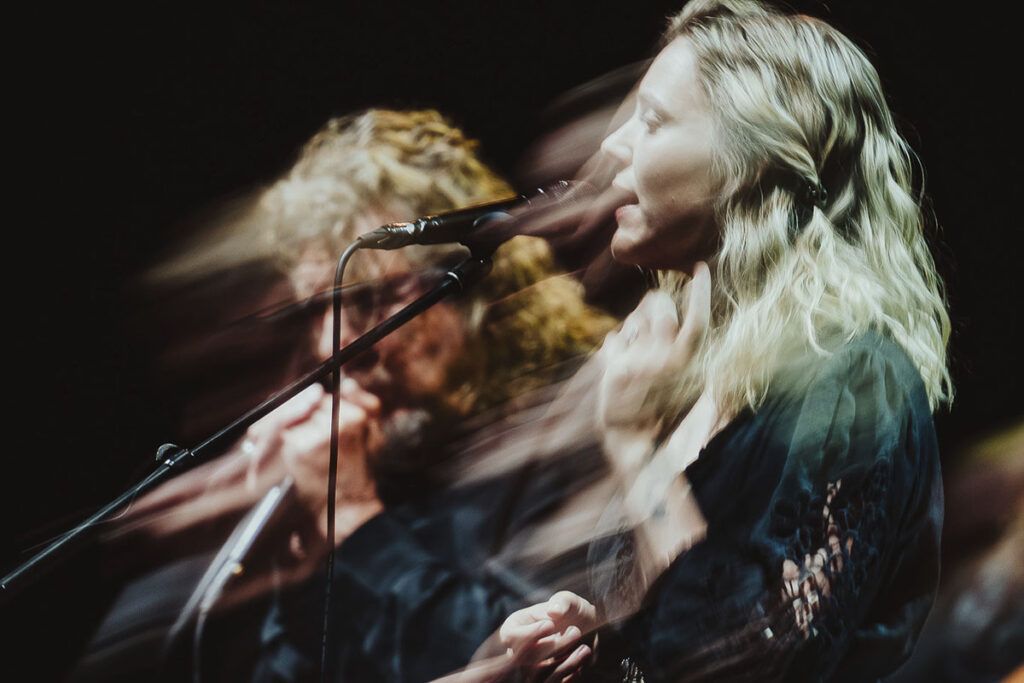 Robert Plant en el Gran Rex: su voz lejos de la leyenda, un show de folk y blues en clave íntima y relecturas inesperadas de su pasado