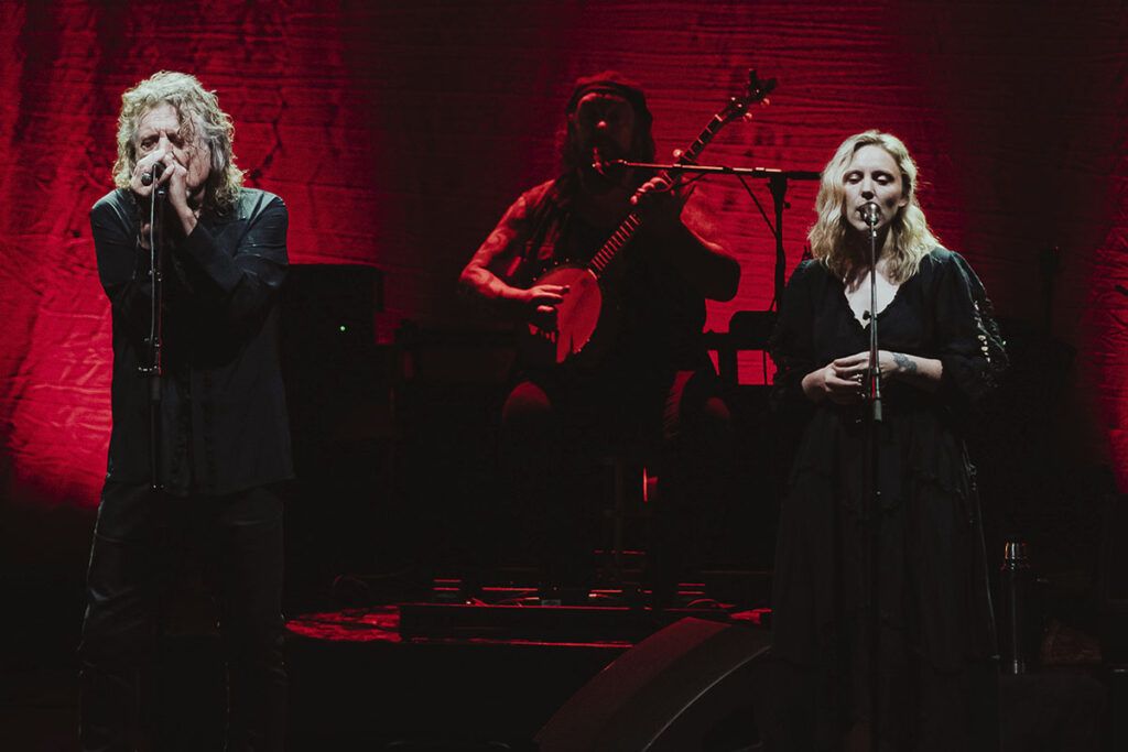 Robert Plant en el Gran Rex: su voz lejos de la leyenda, un show de folk y blues en clave íntima y relecturas inesperadas de su pasado