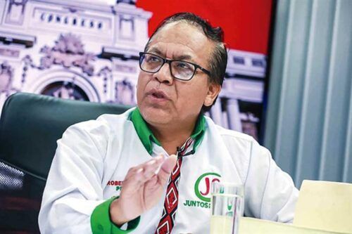 Quieren inhabilitar al candidato de izquierda que disputará la presidencia en Perú