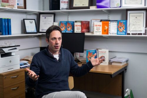 Sander van den Linden: “No podemos etiquetar de ‘negacionista’ a todo aquel que cuestiona la ciencia”
