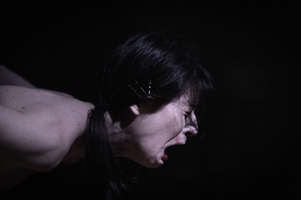 "Todo suena falso" transforma el escenario en una película de terror en vivo