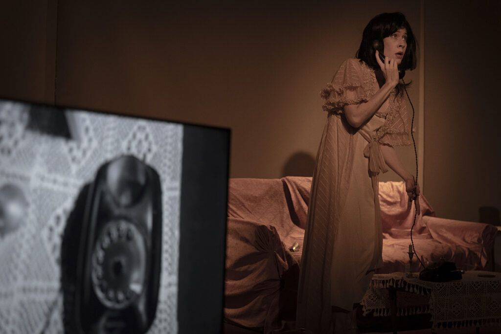 "Todo suena falso" transforma el escenario en una película de terror en vivo