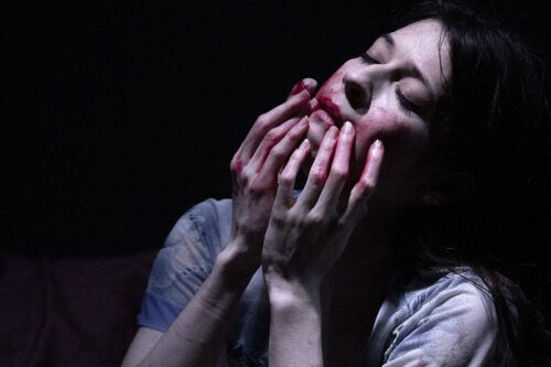 «Todo suena falso» transforma el escenario en una película de terror en vivo